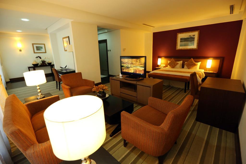 Puri Pujangga Hotel Банги Екстериор снимка