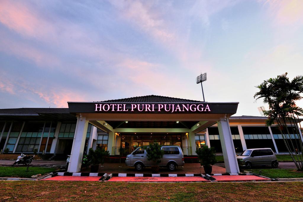 Puri Pujangga Hotel Банги Екстериор снимка